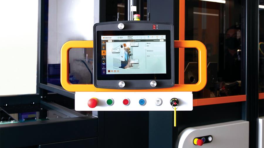 Schleuniger gebruikt in een compleet nieuw ontworpen modulaire machine voor het be- en verwerken van kabels een draadloze HMI van SIGMATEK