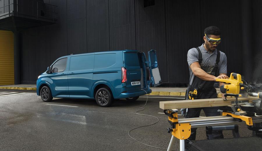 Avec Pro Power Onboard, l'E-Transit Custom devient un fournisseur d'énergie mobile qui peut alimenter en énergie les outils externes sur les chantiers