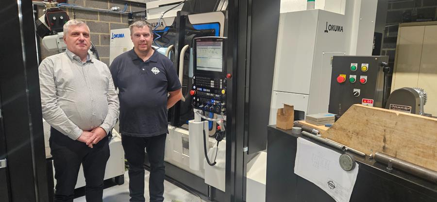 Pascal Dehard d'Okuma et Alain Buyse (à droite) d'ABMI devant le nouveau tour LB3000 EX III MY
